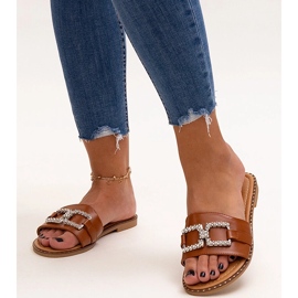 Hnědé žabky s ozdobnou sponou značky Rochaela hnědý 1