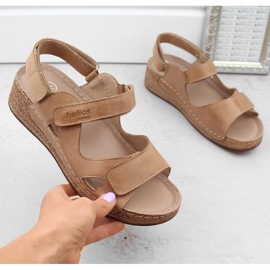 Pohodlné dámské kožené sandály na klínku, béžové Helios 138.07 béžový 1