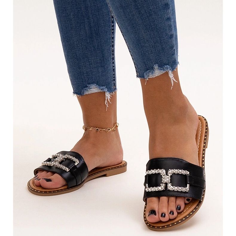 Černé žabky s ozdobnou sponou značky Rochaela černá 1