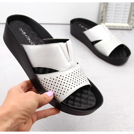 Dámské stříbrné žabky s gumičkou, lesklé stříbrné, Sabatina 2318-4 stříbrný 1