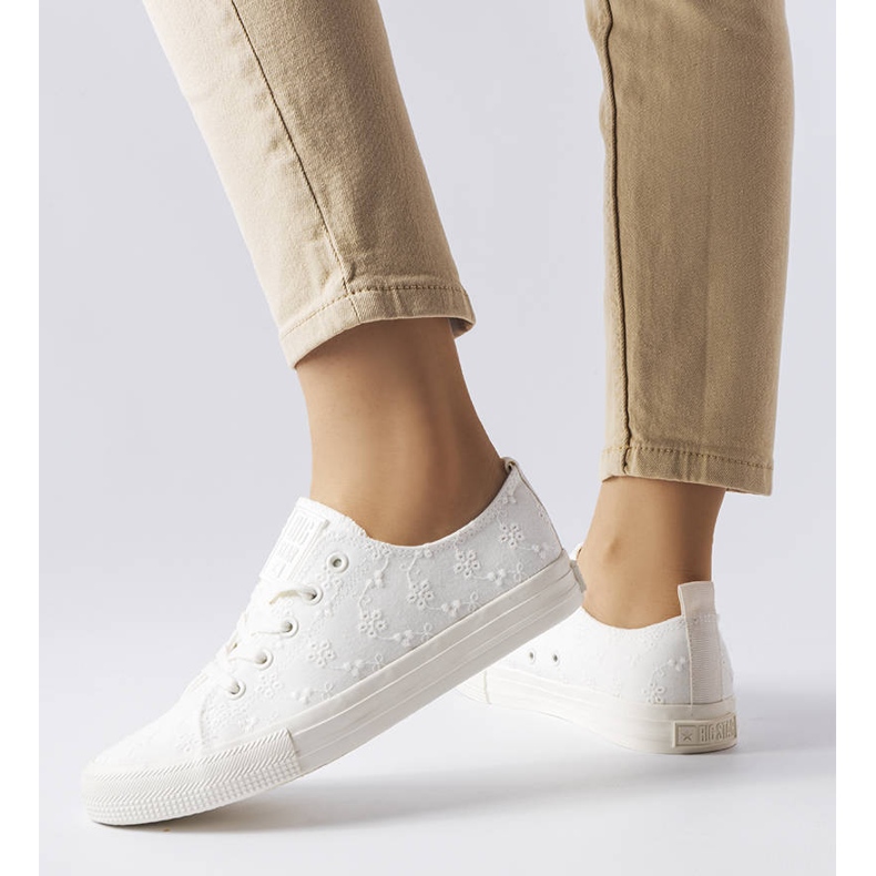 Bílé tenisky s výšivkou Big Star LL274223 bílý 2