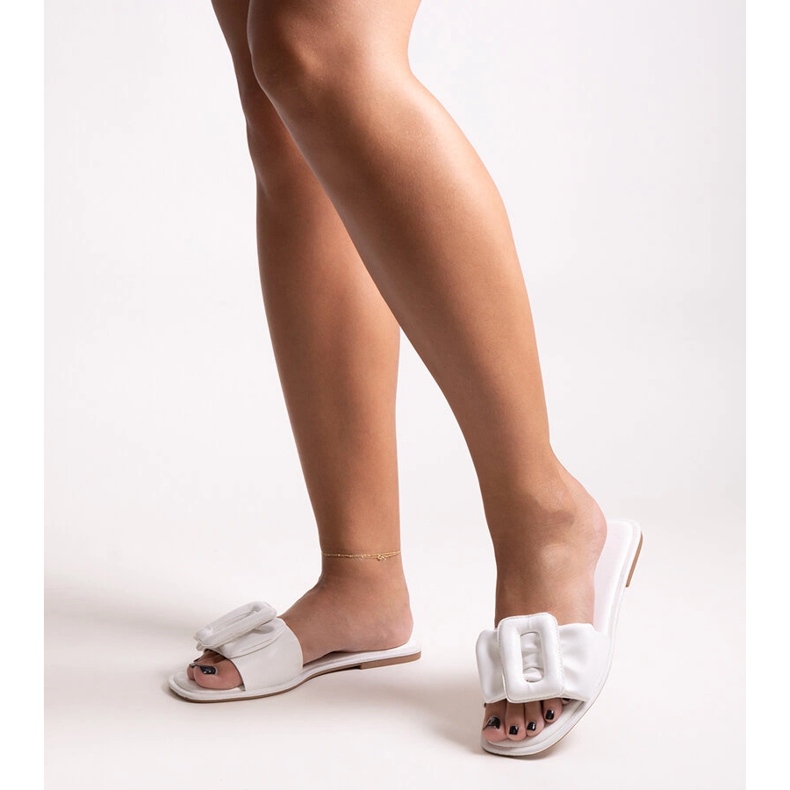 Bílé pantofle s přezkou Ganema bílý 1