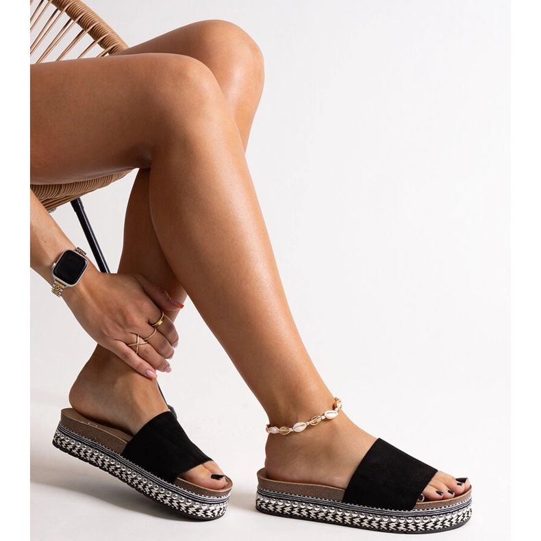 Černé žabky s ozdobnou podrážkou Jaśmina černá 1