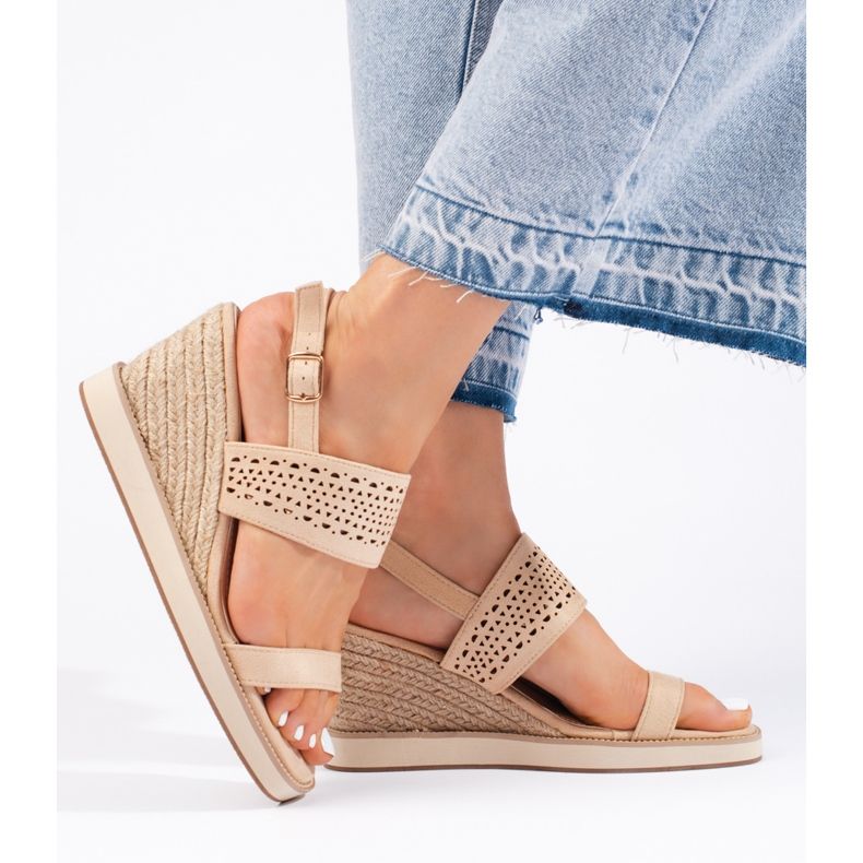 Béžové dámské sandály na klínku béžový 1