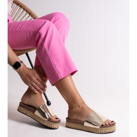 Zlaté žabky s ozdobnou jasmínovou podrážkou zlatý 1