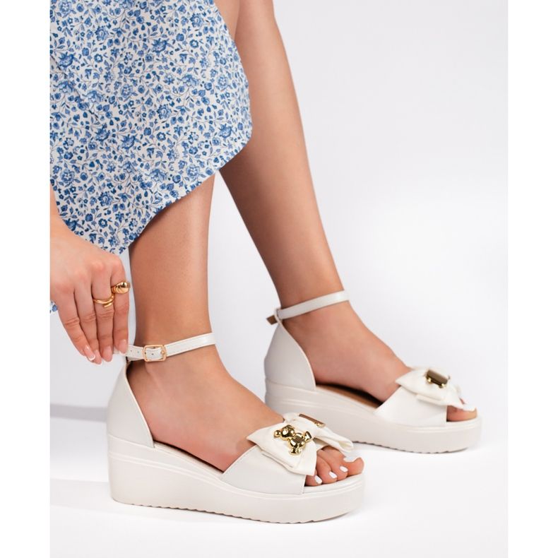Bílé dámské sandály na klínku s mašlí bílý 1