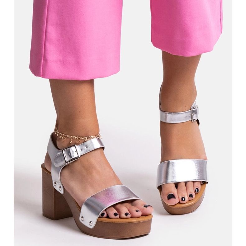 Stříbrné masivní sandály Adilar na vysokém podpatku stříbrný 1