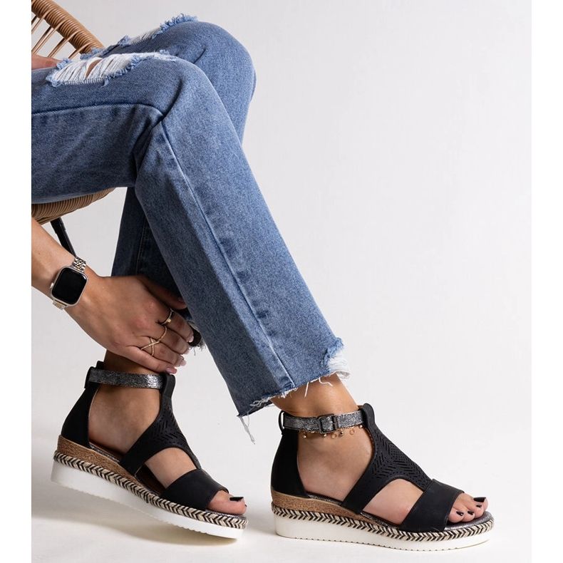 Černé nízké klínové sandály Tiuma černá 1