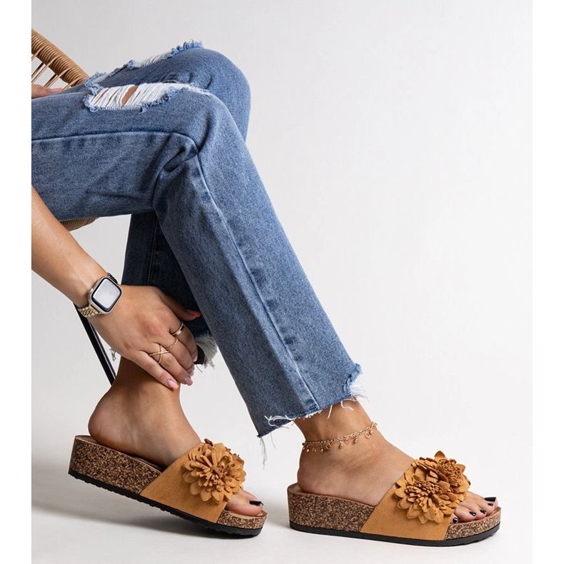 Karamelové žabky s květinami na platformě Apolonia hnědý 1