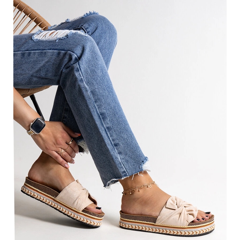 Masivní béžové žabky s ozdobnou podrážkou Nibalie béžový 1