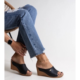 Černé sandály na klínku vyrobené z eko kůže Penelopina černá 1