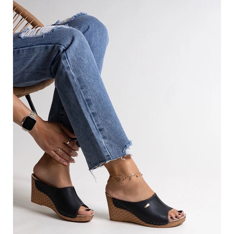 Černé sandály na klínku vyrobené z eko kůže Penelopina černá 1