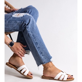 Bílé klasické žabky s ozdobou Umayma bílý 1 Bílé klasické žabky s ozdobou Umayma bílý 1