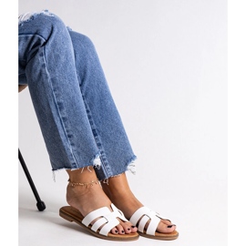 Bílé klasické žabky s ozdobou Umayma bílý 2 Bílé klasické žabky s ozdobou Umayma bílý 2