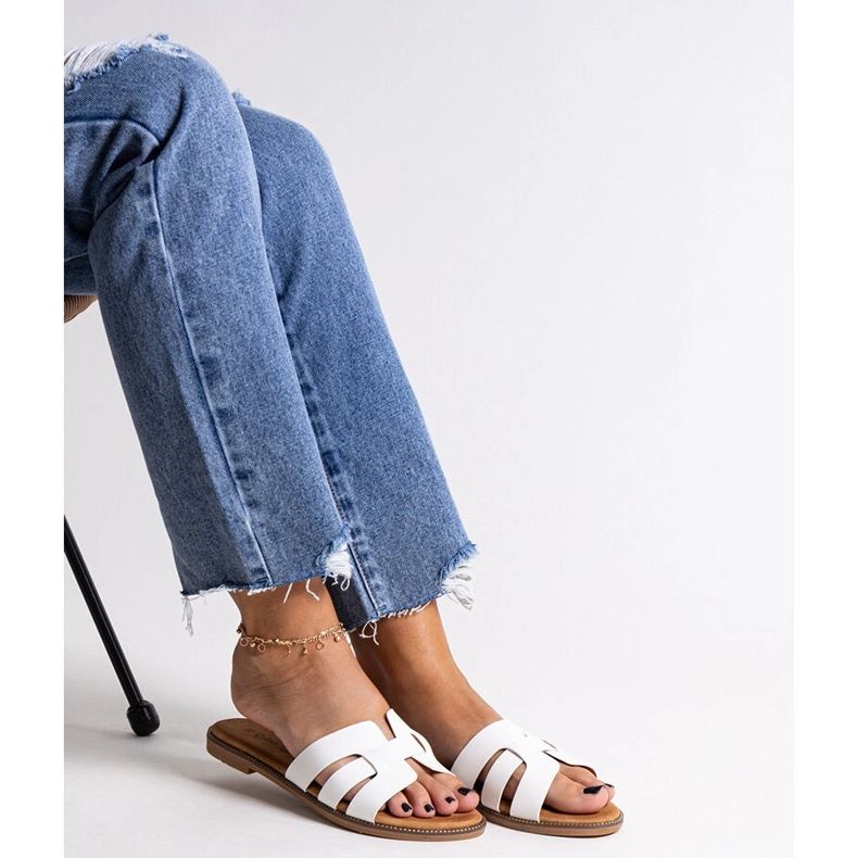 Bílé klasické žabky s ozdobou Umayma bílý 2 Bílé klasické žabky s ozdobou Umayma bílý 2