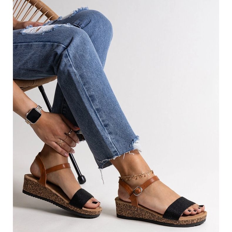 Černé nízké korkové sandály na klínku Malada černá 1 Černé nízké korkové sandály na klínku Malada černá 1