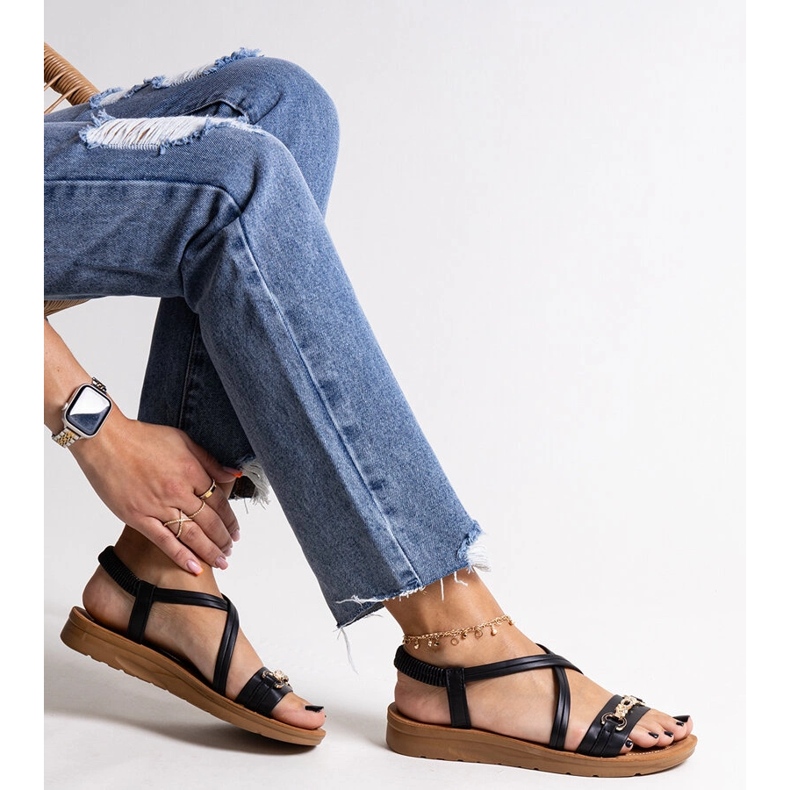 Černé sandály se zlatou přezkou značky Pamphila černá 1