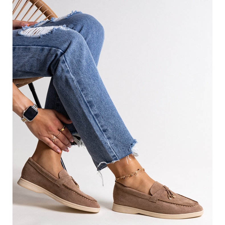 Tmavě hnědé mokasíny s kovovým přívěskem od Fiorano béžový 1