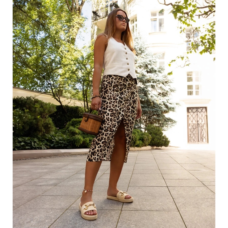 Béžové žabky se zlatou přezkou značky Feorie béžový 2