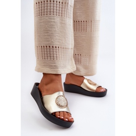 Dámské kožené žabky na klínku Zazoo 2920 se zlatými detaily zlatými 2