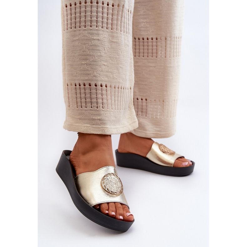 Dámské kožené žabky na klínku Zazoo 2920 se zlatými detaily zlatými 2