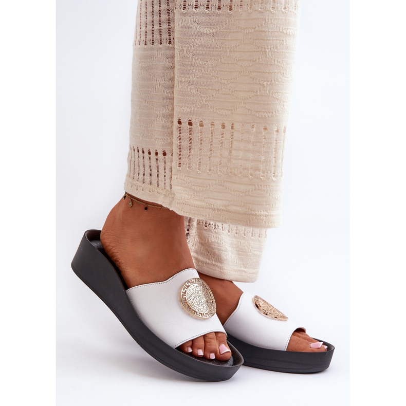 Dámské kožené žabky na klínku Zazoo 2920 se zlatými detaily, bílé bílý 1