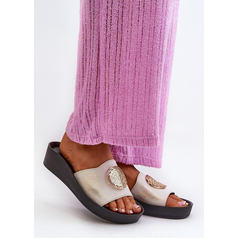 Dámské kožené žabky na klínku Zazoo 2920 se zlatými detaily, broušené zlato bílý 2