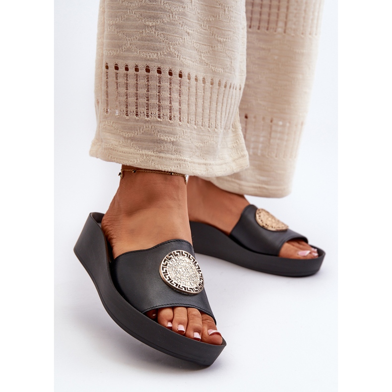 Dámské kožené žabky na klínku Zazoo 2920 se zlatými detaily Černá 2