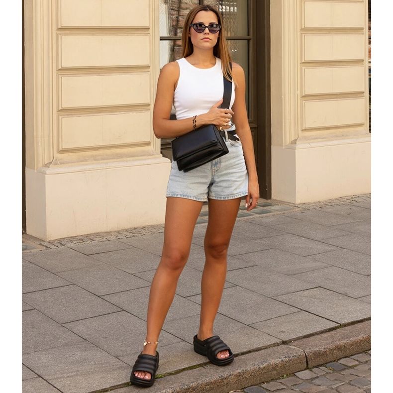 Amininy černé masivní žabky černá 1