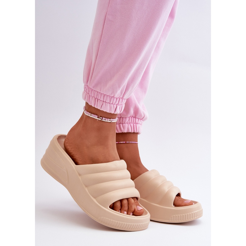 Lehké dámské pěnové žabky na klínku a platformě, béžové Tendrea béžový 1