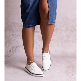 Bílé a tmavě modré prolamované tenisky Biserka bílý 1 Bílé a tmavě modré prolamované tenisky Biserka bílý 1