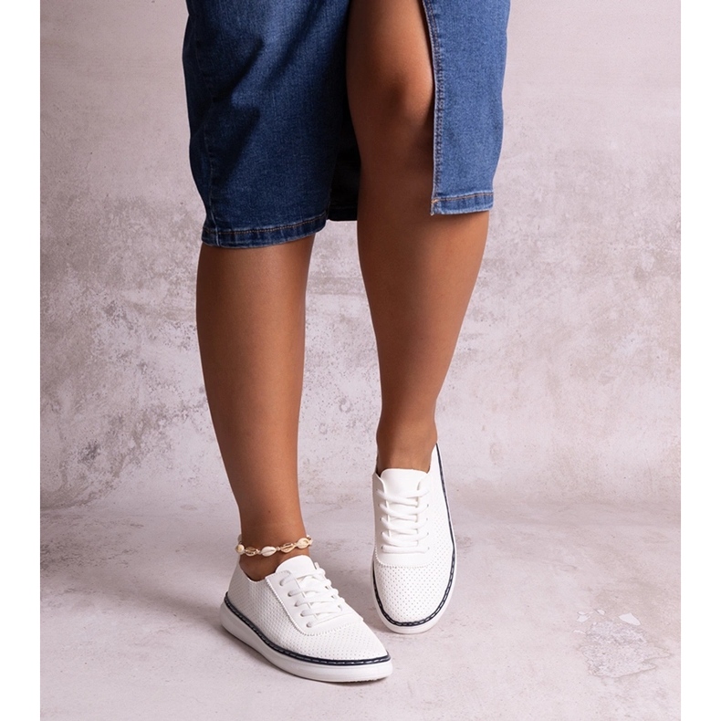 Bílé a tmavě modré prolamované tenisky Biserka bílý 1 Bílé a tmavě modré prolamované tenisky Biserka bílý 1