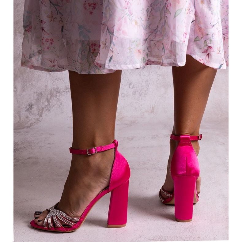 Tmavě růžové lesklé sandály na vysokém podpatku od Zrinky růžový 1