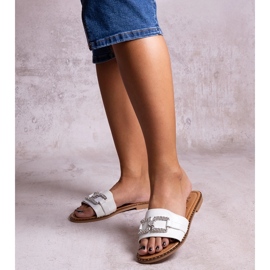 Bílé žabky s ozdobnou sponou značky Rochaela bílý 1