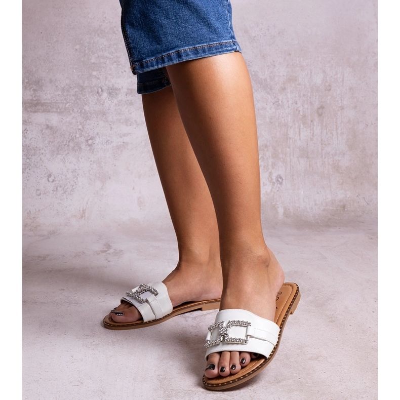 Bílé žabky s ozdobnou sponou značky Rochaela bílý 1