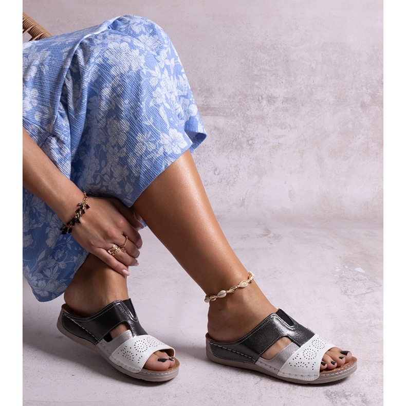 Bílé a černé lesklé žabky Saminar bílý 1