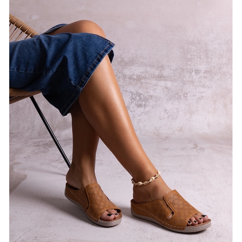 Hnědé perforované skluzavky Marouna hnědý 1