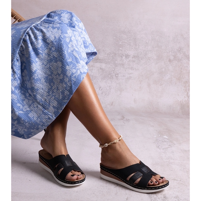 Černé lehké pantofle s nízkým klínkem značky Mifsuda černá 1