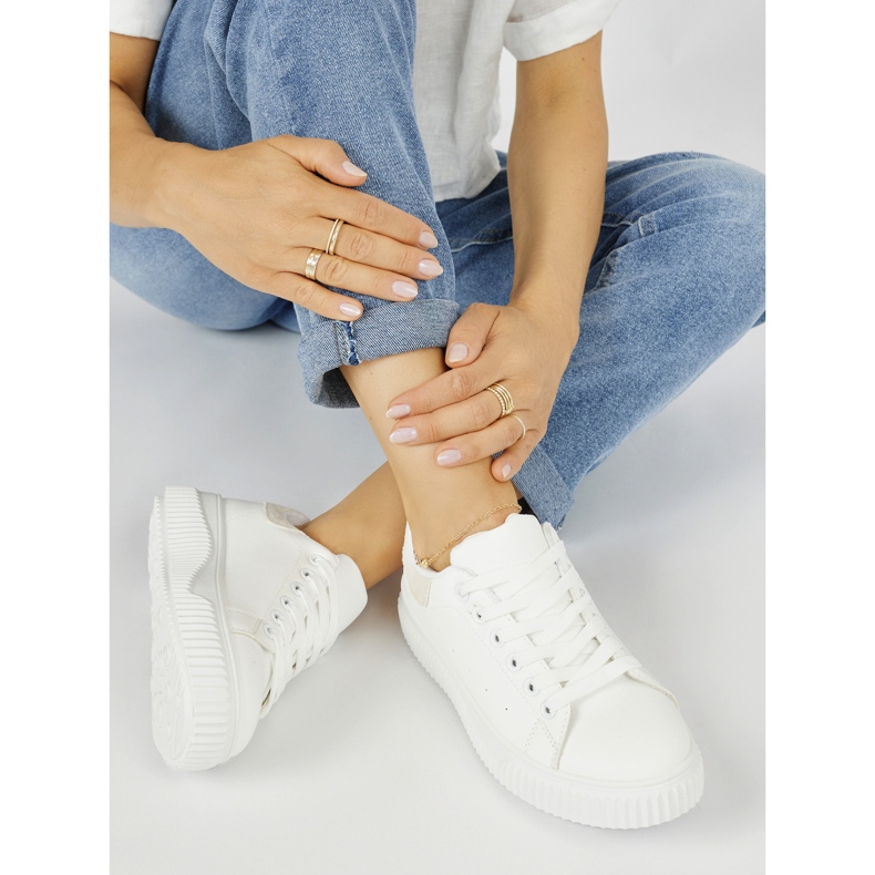 Bílé dámské tenisky s béžovým prvkem bílý 1