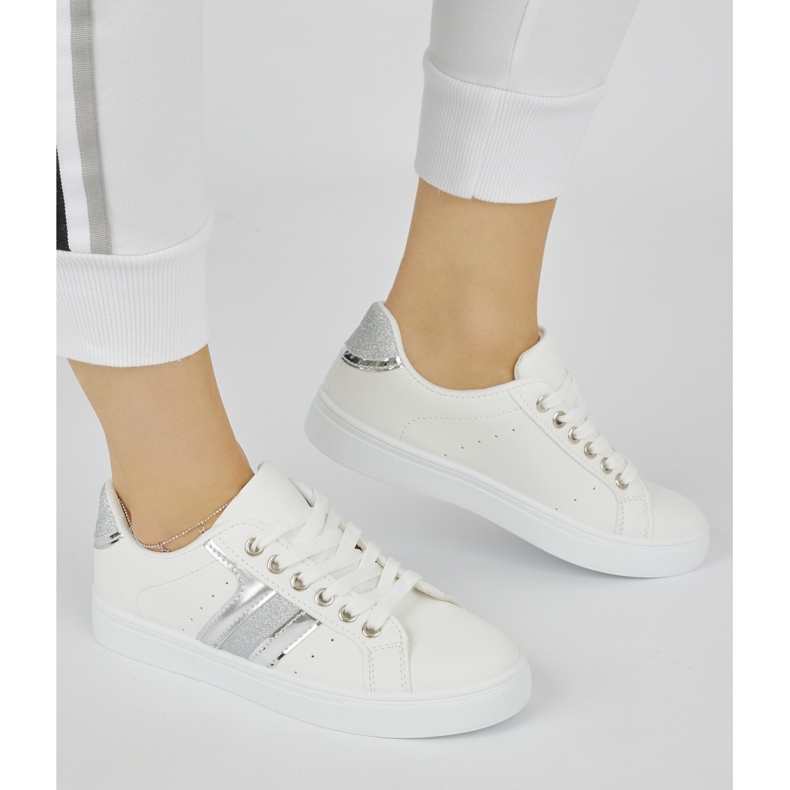 Bílé pohodlné sportovní boty bílý 1