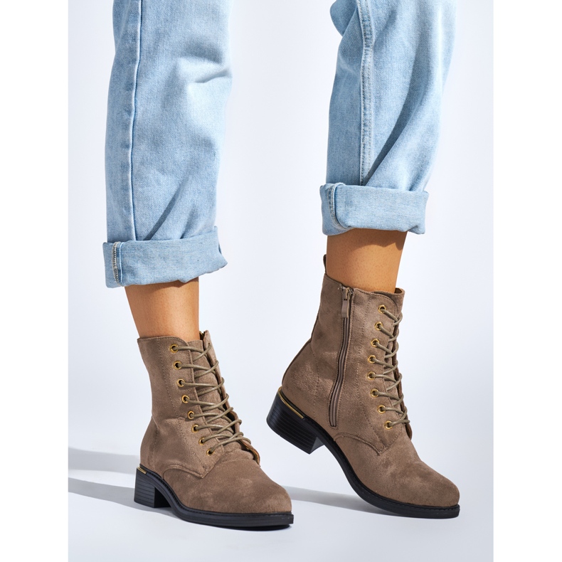 Béžové dámské šněrovací kotníkové boty na nízkém podpatku béžový 1 Béžové dámské šněrovací kotníkové boty na nízkém podpatku béžový 1