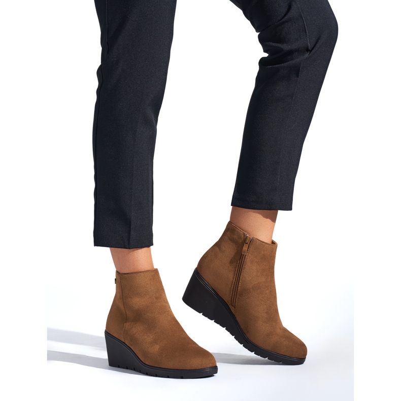 Hnědé kozačky na klínku hnědý 1