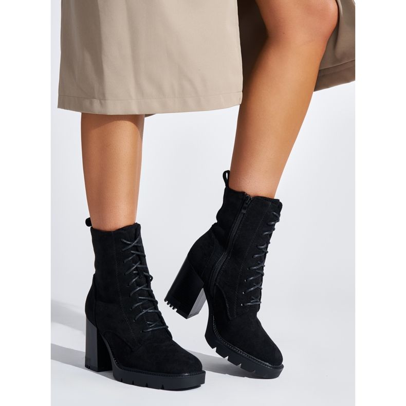 Černé semišové kotníkové boty na šněrování černá 1