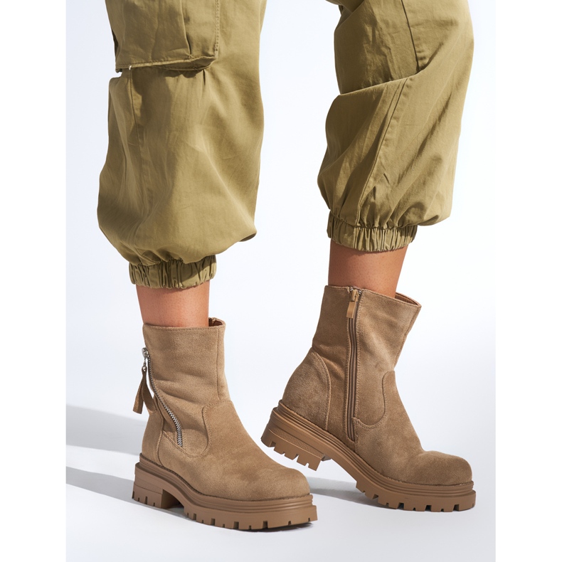 Tmavě béžové dámské kotníkové boty s ozdobným zipem béžový 1 Tmavě béžové dámské kotníkové boty s ozdobným zipem béžový 1