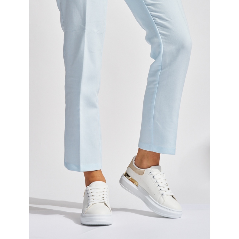 Bílé klasické sportovní boty bílý 1