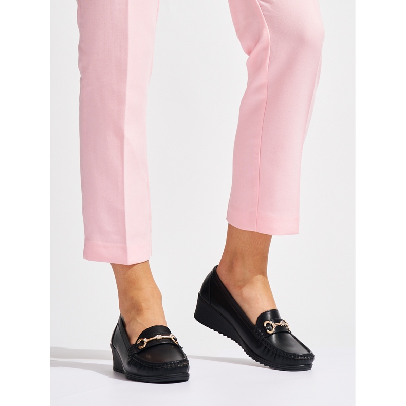 Černé dámské mokasíny na klínku se zlatým zdobením černá 1