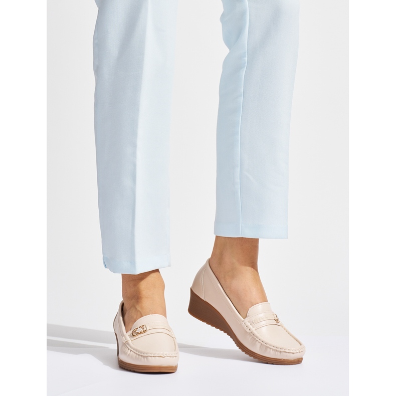 Béžové dámské mokasíny s přezkou béžový 1