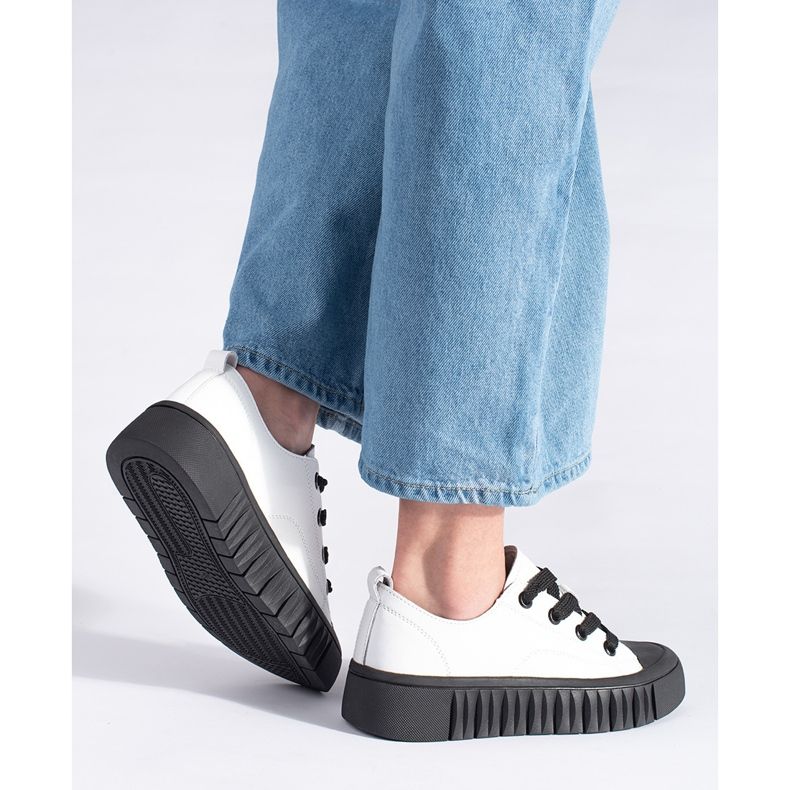 Bílé a černé nízké tenisky vyrobené z přírodní kůže bílý 2