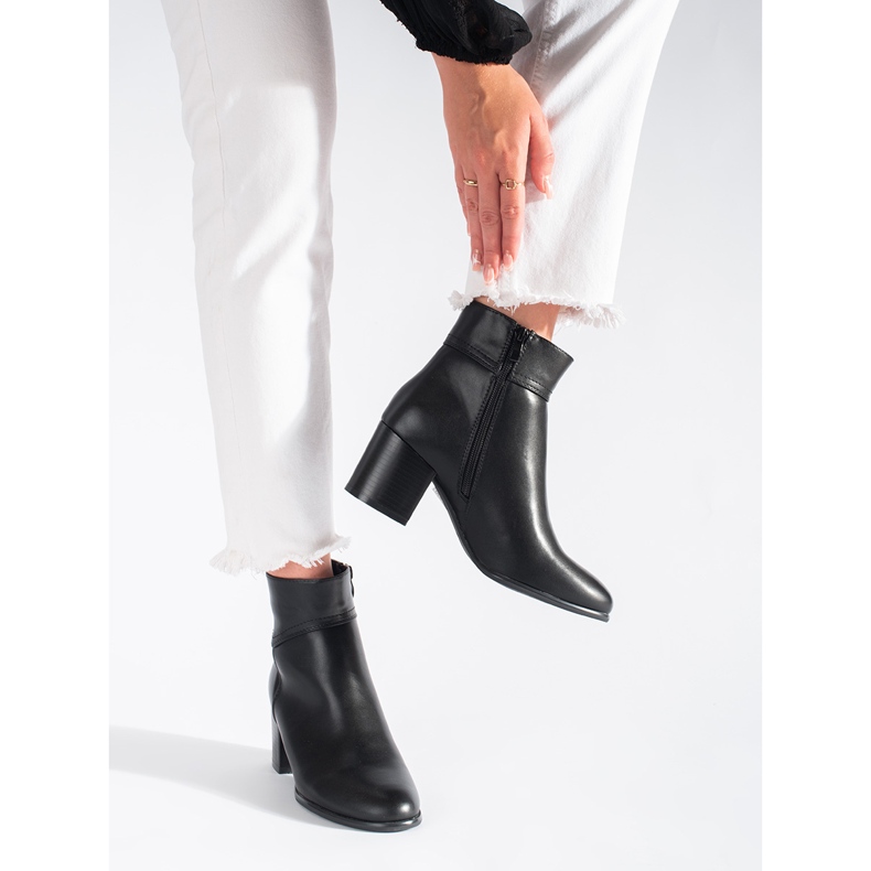 Černé kotníkové boty na sloupku Sergio Leone černá 2