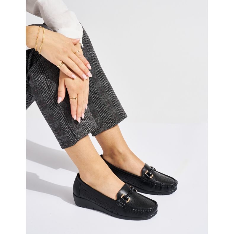 Černé prolamované mokasíny s nízkým klínem černá 1